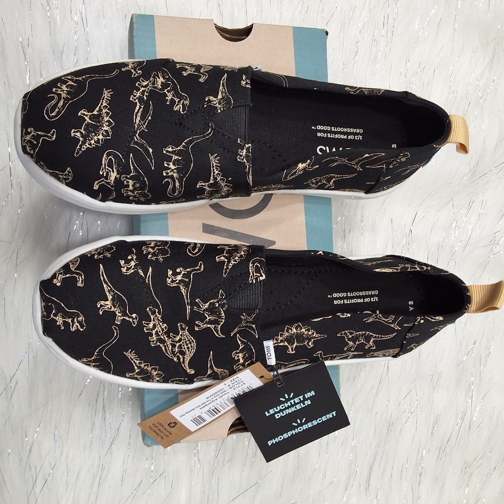 New TOMS Baja black glow in the Darck Dino Sketches print- size 3 Youth